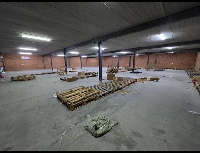 1,220M² WAREHOUSE TO LET IN ORMONDE